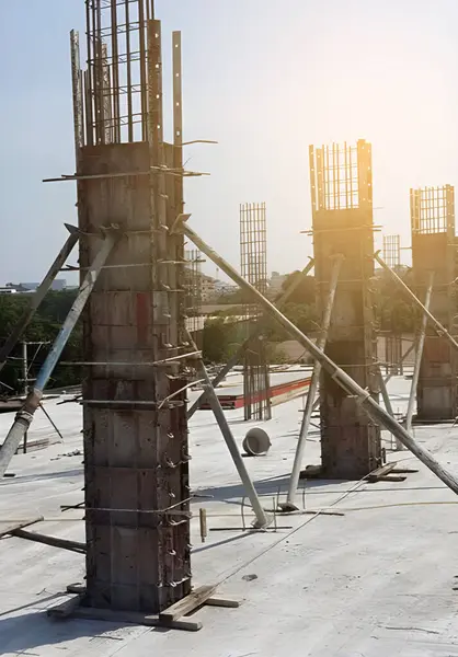 Vinçli ve binalı inşaat alanı