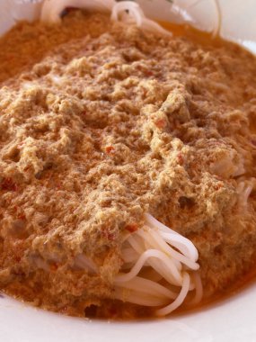 Fermente pirinç unu noodle beyaz plaka