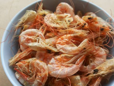 İçinde yiyecek olan bir kase karides.