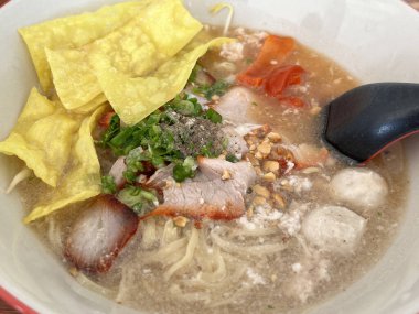 Baharatlı erişte kasede