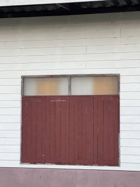 beyaz duvar ahşap pencere