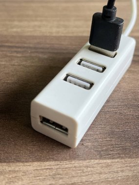 Siyah usb kablosu olan beyaz bir usb merkezi.