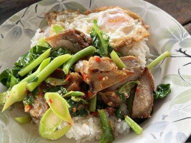 Pirinç ve etli bir tabak yemek.