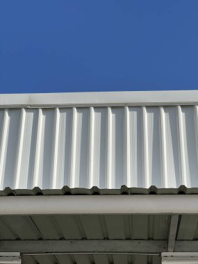 Çatısı olan beyaz bir bina.