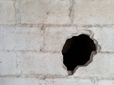 İçinde kara delik olan duvardaki bir delik.
