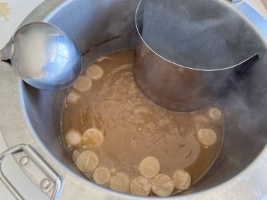 Bir kap yemek ve bir kepçe sıvı.