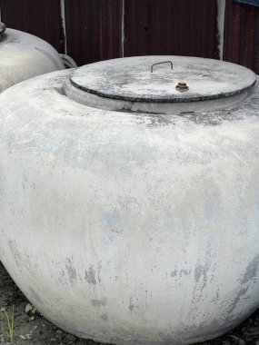 Eski beton su tankının görüntüsü