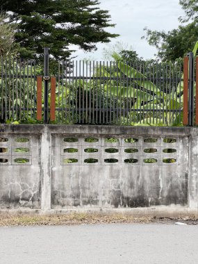 Beyaz beton ve gri çitli eski beton duvar