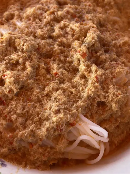 Fermente pirinç unu noodle beyaz plaka