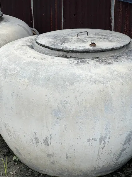 Eski beton su tankının görüntüsü