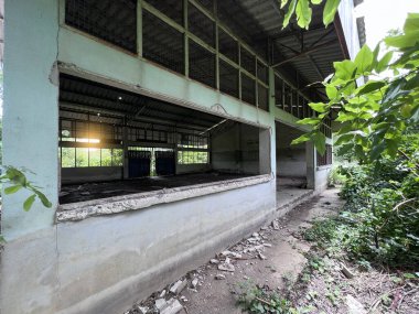 Köydeki terk edilmiş fabrika.