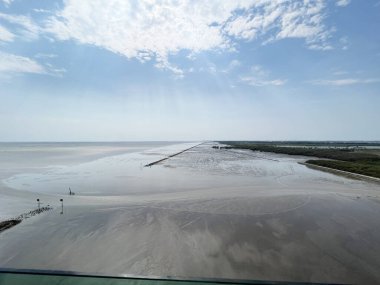 Chachoengsao Tayland 'daki adanın kıyısında.