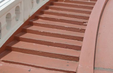 Beyaz tuğlalı merdivenler..