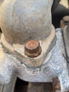 Yaşlı paslı fındık yerde.