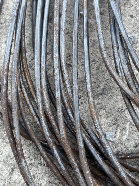 Bahçedeki bir depoda paslı metal tel var. yüksek kaliteli fotoğraf.