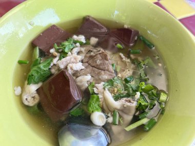 Domuz eti, sebze ve baharatlı çorba.