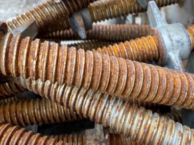 Paslı ve eski çelik çubuk