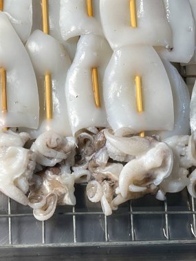 Piyasada taze mürekkep balığı