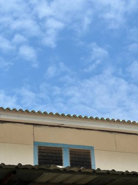 Mavi gökyüzü olan bir binanın çatısına.