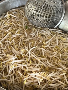 Fasulye filizi yığınına yakın.