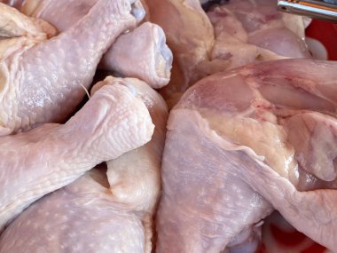 Piyasada tavuk budu