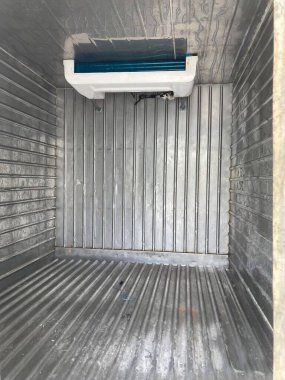 Bir sürü beyaz boyalı paslı metal kutu.