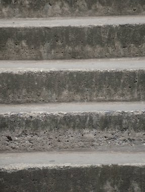 Merdivenlerde bir taş var.