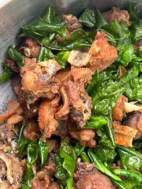 Sebzeli kızarmış tavuk.