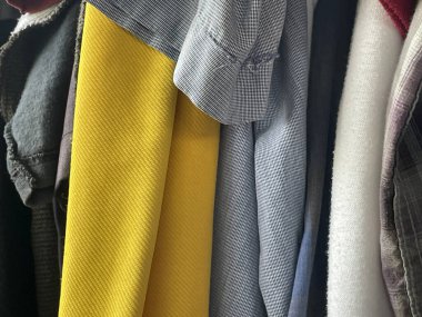 Bir yığın farklı gömlek.