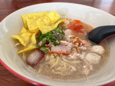 Şehriyeli Tayland çorbası, kırmızı domuz eti ve köfte.