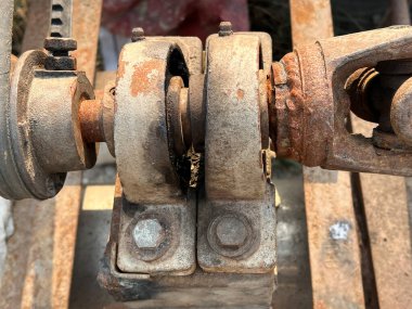 Eski paslı metal makine borusu.