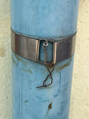 Çimento duvarındaki metal boru.