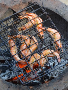 Izgara karides ve mangal kömürü, Tayland sokak yemekleri.