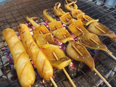 Fırında kızarmış kalamar.