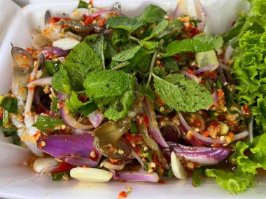 Taze sebzeli yengeç salatası