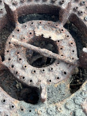 Paslı eski piknik ocağı ızgarası, yakın çekim fotoğrafı..