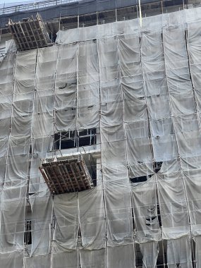 İnşaat iskelesi ve vinçli.