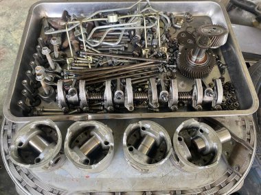 Eski paslı araba motoru