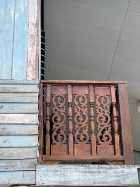 Ahşap evin eski ahşap balkonu.