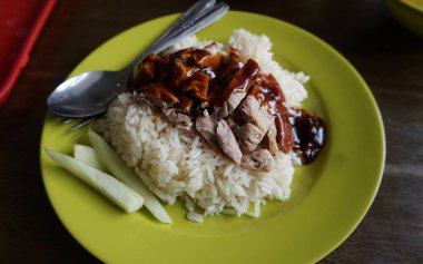 Tavuklu pilav ya da tavuk çorbası ile pişirilmiş pilav. Asya usulü.