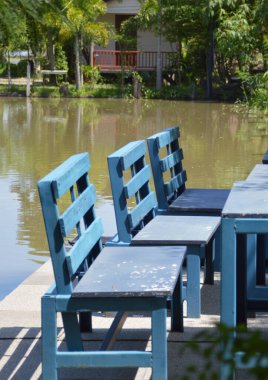 Gölde mavi sandalyeler.