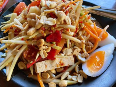 Bitkisel ve sebzeli papaya salatası.