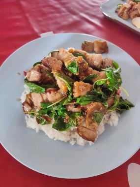 Lezzetli Asya yemekleri, kızarmış fesleğenli domuz eti.