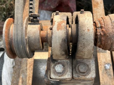 Eski paslı metal makine borusu.