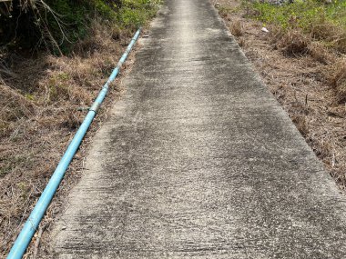 Yol betondan yapılmıştır.