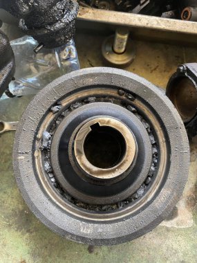 Araba motoru ve fren pedleri, kapatın.