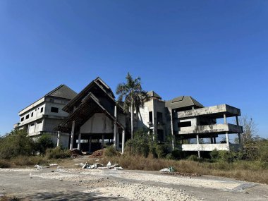 Şehirdeki terk edilmiş bina