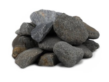 Siyah taş yığını, beyaz arkaplanda izole edilmiş.