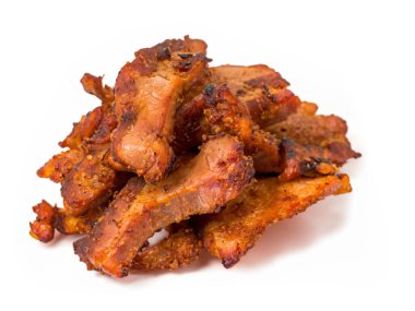 Beyaz arka planda kızarmış domuz kaburgası.