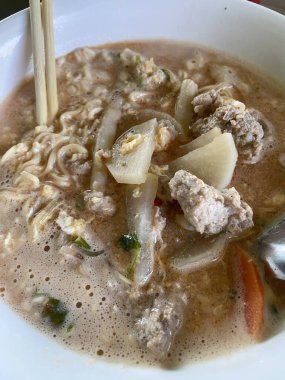 Asya yemeği, etli erişte.